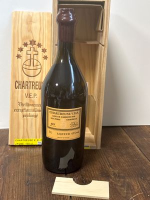 une bouteille de vin posée sur une table à côté d'une boîte