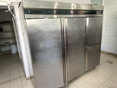 un réfrigérateur en acier inoxydable au milieu d'une cuisine