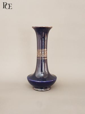 un vase bleu posé sur une table