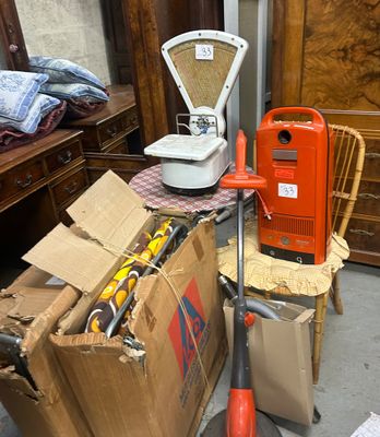 une pile de cartons et une machine dans une pièce