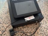 une tablette posée sur une table