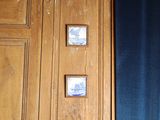 quatre assiettes bleues et blanches accrochées au mur d'une pièce