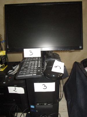 une photo d'un bureau d'ordinateur avec un écran et un clavier
