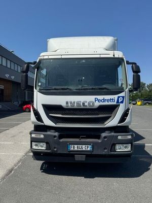 une photo d'un camion garé sur un parking