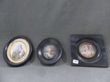 trois assiettes sur lesquelles figurent les portraits d'une femme et d'un homme