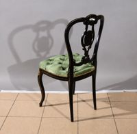Chaise à dossier ajouré en bois noirci à décor de filets et … (photo 3)