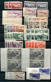 une collection de timbres provenant de différents pays, posée sur une table