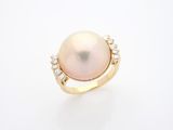 une bague en perles de culture et diamants