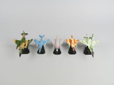 un ensemble de quatre petites figurines de formes et de tailles différentes