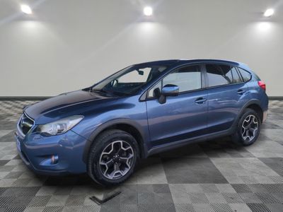 Une Subaru bleue est garée sur un sol à damier