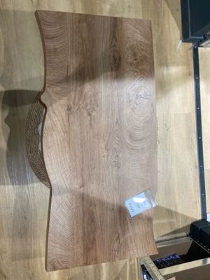 un gros morceau de bois exposé dans une pièce