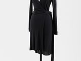 une robe noire sur un mannequin sur fond blanc