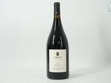 une bouteille de vin posée sur une table