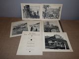 plusieurs vieilles photos en noir et blanc représentant des bâtiments et des arbres, posées sur une table