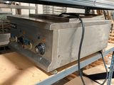 une machine qui se trouve sur une étagère dans une pièce