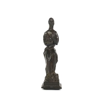 l'image d'une statue représentant une femme tenant un bébé dans ses bras