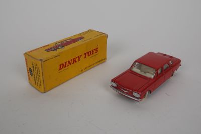 une petite voiture rouge posée à côté d'une boîte jaune