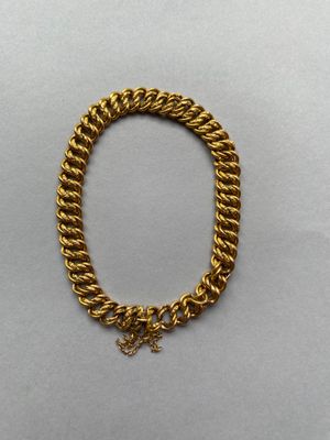 un bracelet en chaîne d'or orné d'une croix