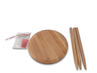 une planche à découper en bambou avec deux baguettes et un sachet de baguettes