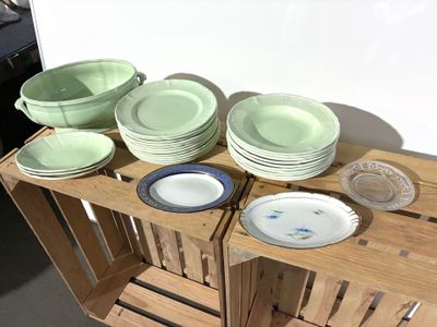 1 service de couleur Jade comprenant 12 assiettes plates + 1…