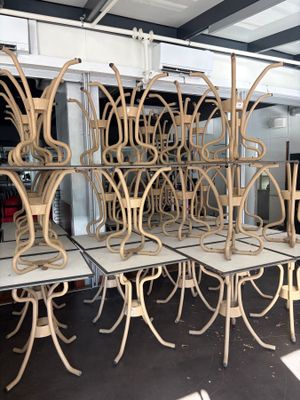 beaucoup de chaises posées sur une table