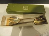 deux cuillères et une fourchette dans une boîte posée sur une table
