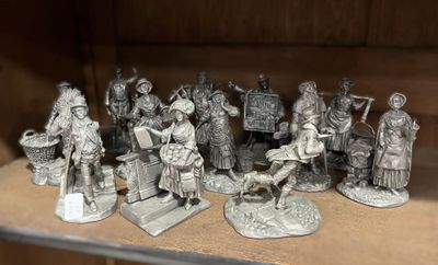 tout un tas de figurines posées sur une étagère