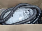 une boîte contenant un aspirateur et un tuyau