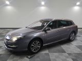 la photo d'une voiture grise garée dans un garage