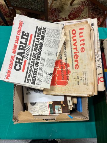 Lot de journaux, le monde, Charlie matin, Lutte ouvrière, l'human...