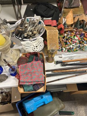 une table encombrée, couverte d'objets divers et variés