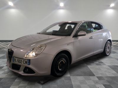 une photo d'une voiture rose garée sur un sol à damier