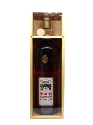 la bouteille de vin se trouve dans un coffret en bois posé sur une surface blanche