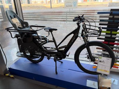 un vélo exposé dans un magasin