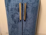 une grande armoire bleue à deux portes dans une pièce