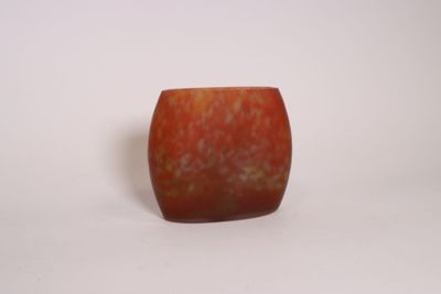 une image représentant un morceau de marbre rouge posé sur une surface blanche