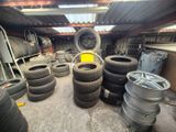 beaucoup de pneus empilés dans un garage