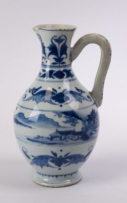 un vase bleu et blanc avec une anse sur fond blanc