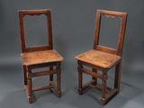 une paire de chaises anciennes en bois avec un miroir sur le dossier