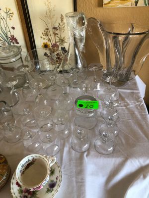 une table sur laquelle sont posés de nombreux verres et tasses