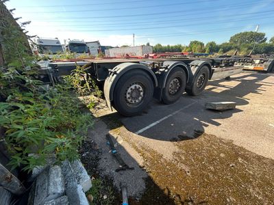 un gros semi-remorque garé sur le bord de la route