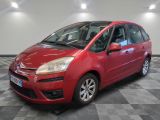 la voiture rouge est garée dans le garage sur le sol en damier