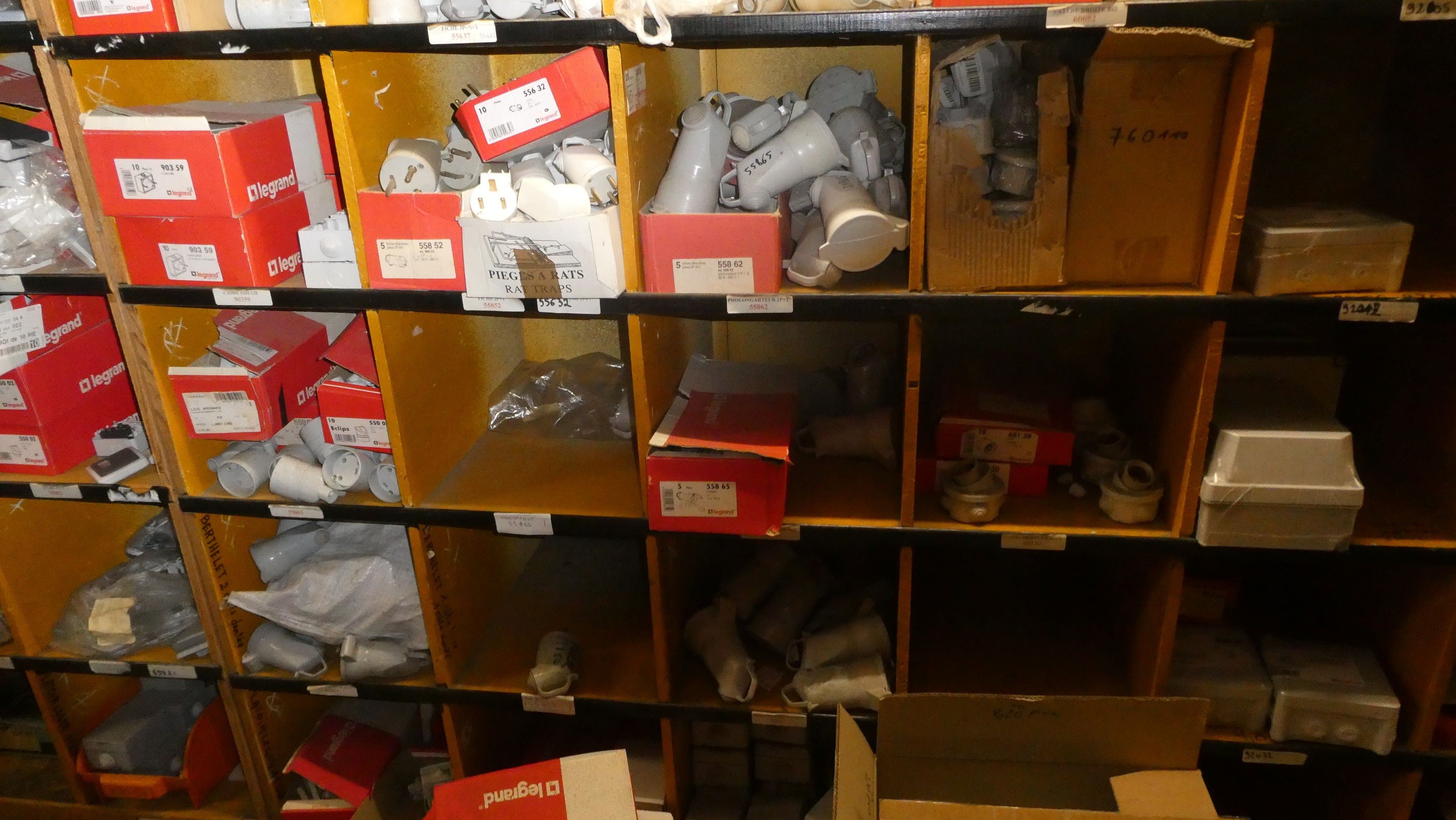 - 1 Ensemble de fournitures électriques comprenant des prise…