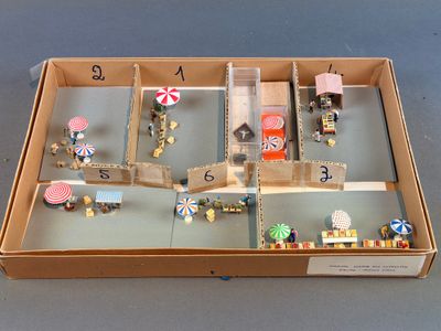 une boîte en carton contenant une maquette de gare