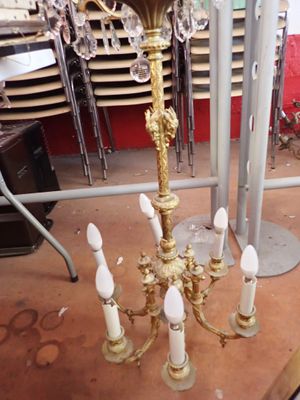 un lustre doré posé sur une table