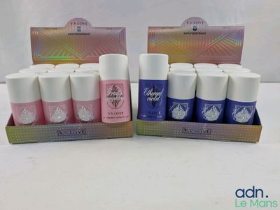 un gros plan sur une vitrine présentant toute une gamme de vernis à ongles