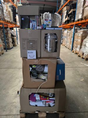 de nombreux cartons empilés les uns sur les autres dans un entrepôt