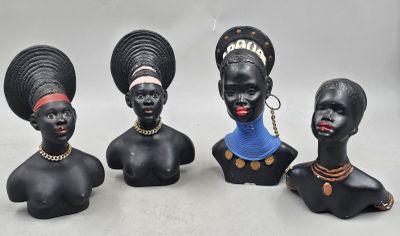 125 / E7 / 4 statuettes en platre de femmes africaines…