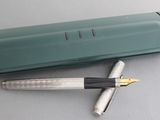 un stylo et un porte-stylo posés sur une table