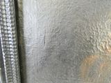 une photo d'une assiette en argent sur laquelle figure une image